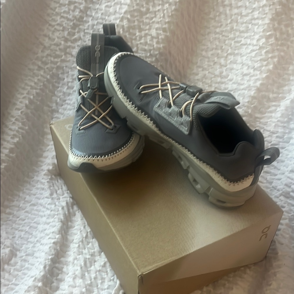 On cloud hiking sneaker size 6.5